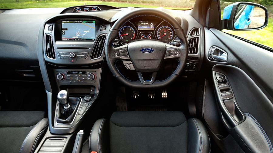 Торпедо Ford Focus RS 2016 года  (UK) (фото 13 из 43)